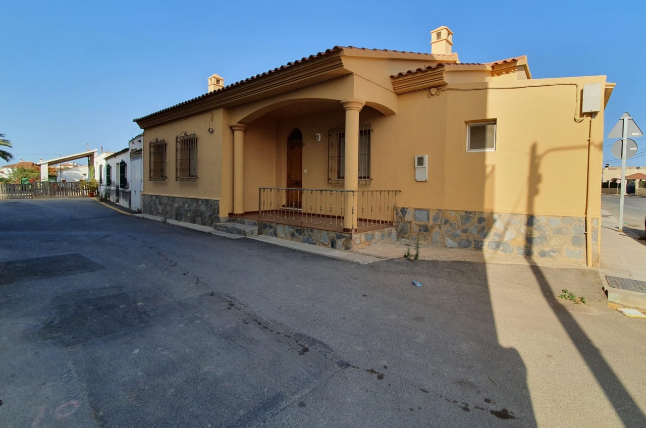 Fachada Principal (1) Un refugio familiar en la costa de Almería